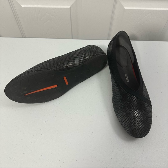 Rockport women’s Black/Grey flat with comport insole - Picture 6 of 6